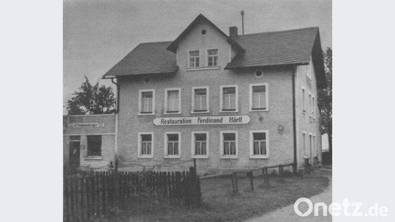 Nach dem Zweiten Weltkrieg beherbergte die „Restauration Ferdinand Härtl“ auch ein Ladengeschäft, das unter dem Namen Schaumberger bekannt wurde. Nach alten Erzählungen sollen dort (links im Anbau) auch Hüte verkauft worden sein. Repro: wro