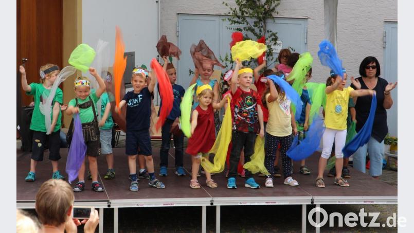 Die Buben und Mädchen der Nabburger Kindergärten sorgten mit ihren Auftritten – im Bild die Kleinen von St. Marien – für Heiterkeit. Bild: bph