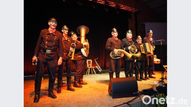 Als Kommandant der Altneihauser Feierwehrkapelln kann Norbert Neugirg ganz schon austeilen, auch beim Jubiläum in der Wurzer O’Schnitt-Halle. Bild: krb