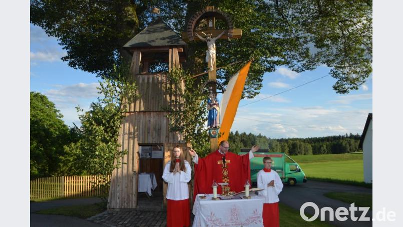 Einen prächtigen Gottesdienst feierten die Gläubigen mit Kaplan Ulrich Eigendorf auf dem Dorfplatz in Obernankau zu Ehren des Kreuzes. Bild: dob