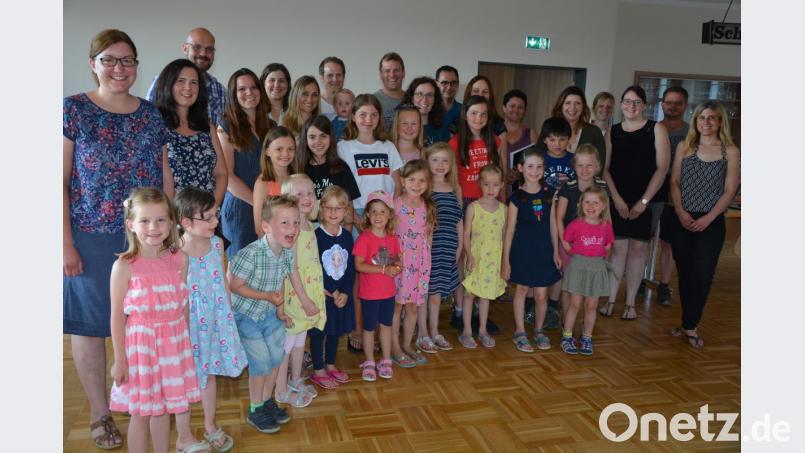 Sie freuen sich auf das erste gemeinsame Konzert am Sonntag, 30. Juni, um 14 Uhr im Pfarr- und Jugendheim: Der Chor „Grazie a Dio“ und der Leonberger Kirchenchor singen zugunsten der Kinderkrebshilfe Oberpfalz Nord. Mit im Bild Chorleiterin Michaela Burger (links) und Kinderchorleiterin Michaela Teubner (rechts). Bild: jr