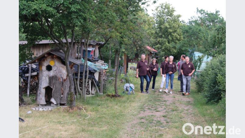 Die Besucher nutzten die Gelegenheit zu einem Gang durch den Lehrbienengarten. Bild: ral
