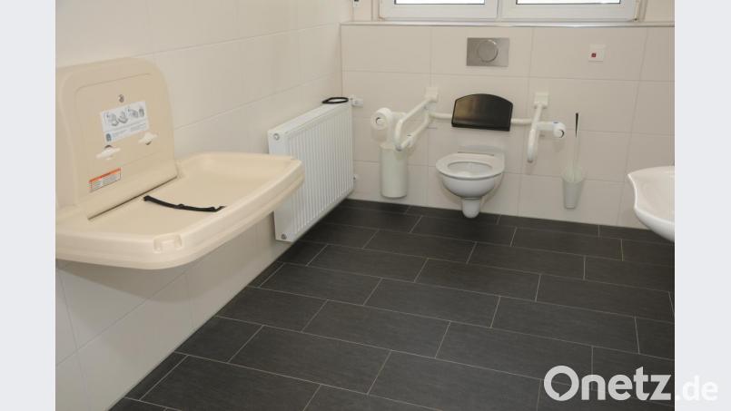Die behindertengerechte Toilette mit Wickeltisch. Bild: ge