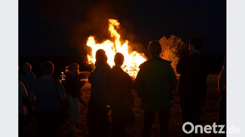 Vom Johannisfeuer geht eine geheimnisvolle Atmosphäre aus, die Groß und Klein gleichermaßen verzaubert Bild: dob