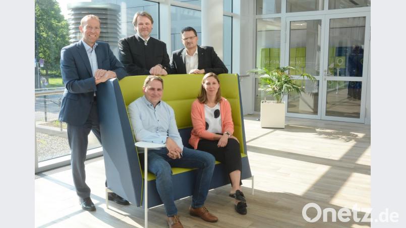 Die Innovationskraft regionaler Familienunternehmen rückt der Wirtschaftsclub in den Mittelpunkt. Von links, stehend: Thomas Maul (Oberpfalz-Medien), Wirtschaftsclub-Präsident Anton Braun und 2. Vizepräsident Christian Fröhlich. Sitzend von links: Gerhard Bergler (Bergler GmbH) und Viola Vogelsang-Reichl (Oberpfalz-Medien). Bild: Gabi Schönberger