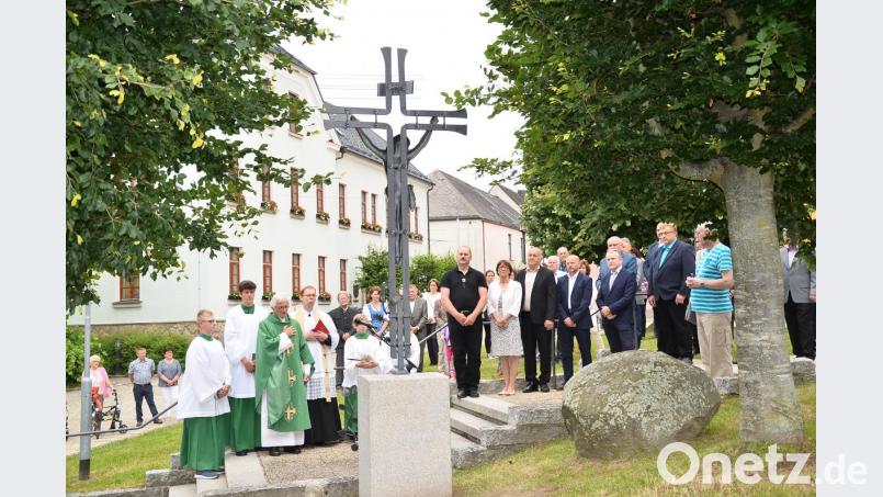 Zur Segnung des Freundschaftskreuzes gehört das andächtige Mitsingen der Nationalhymnen beider Länder. Bild: fjo