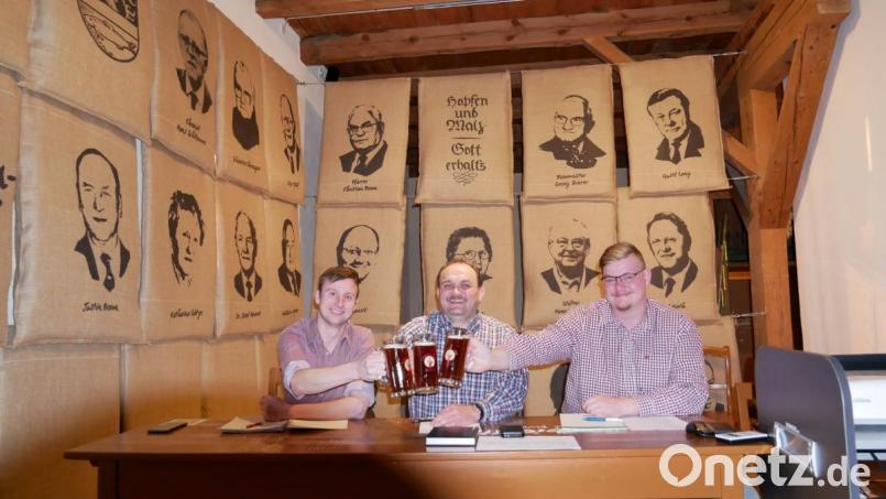 Bestens gelaunt stoßen die Festleiter Daniel Biermeier, zweiter Bürgermeister Georg Zierer und Fabian Wild (von rechts) auf das Heimatfest 2020 an. Ein Dank geht vor allem an die im Hintergrund abgebildeten Ehrenbürger. Bild: gz