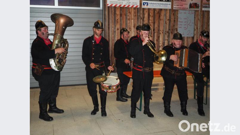 Musiker vor der Halle. Bild: krb