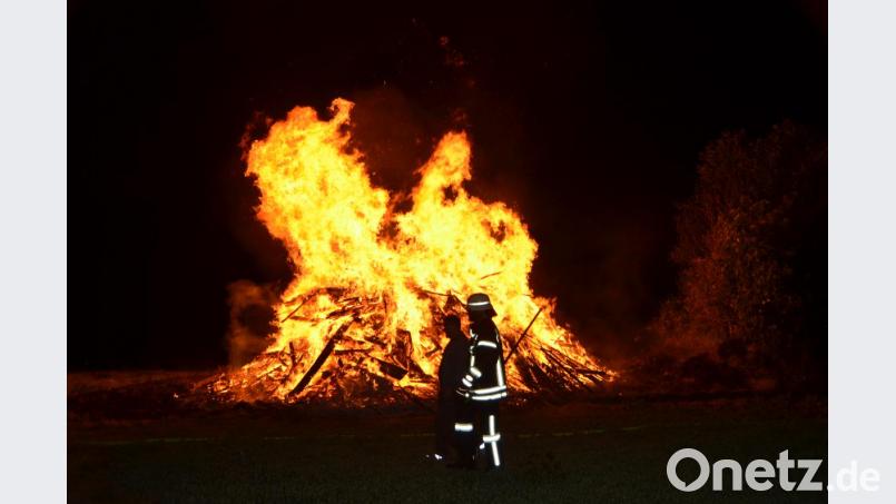 Vom Johannisfeuer geht eine geheimnisvolle Atmosphäre aus, die Groß und Klein gleichermaßen verzaubert Bild: dob