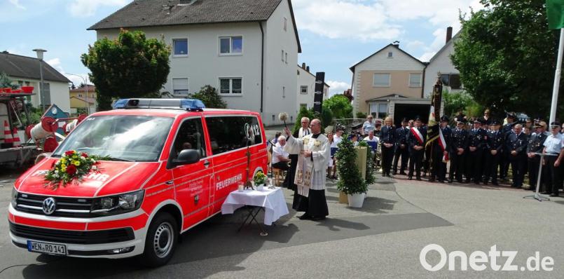 Ein Feiertag im Stadtteil Rothenstadt: Der neue Mannschaftstransportwagen erhält die Fahrzeugweihe von Pfarrer Heribert Englhard und Pfarrer Hans-Peter Pauckstadt-Künkler (links daneben) im Beisein vieler Gäste. Bild: Dobmeier
