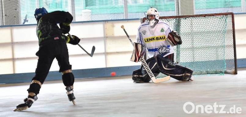 Dominik Schopper schießt auf das Attinger Tor: Die Pleystein Piranhas fuhren im Heimspiel einen 5:2-Sieg ein und verteidigten damit die Tabellenführung in der Inlinehockey-Landesliga Nord. Bild: A. Schwarzmeier