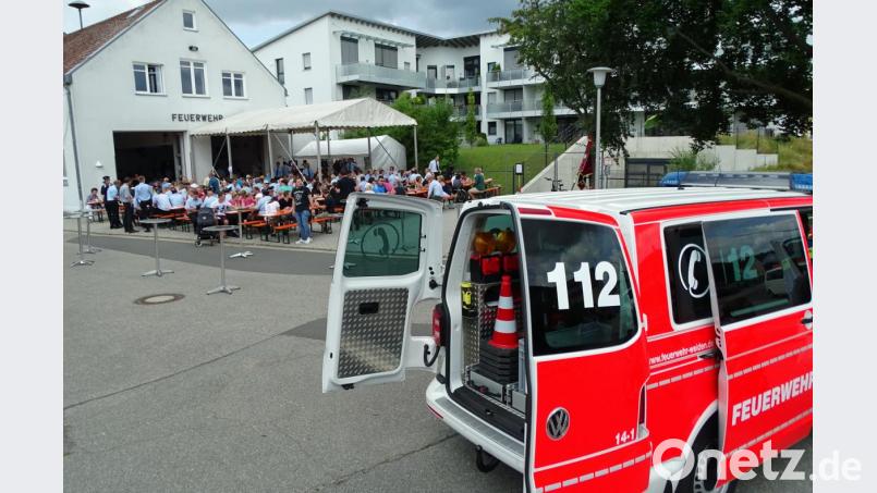 Feierstimmung ist am Feuerwehrhaus in Rothenstadt nach der Fahrzeugweihe. Bild: Dobmeier