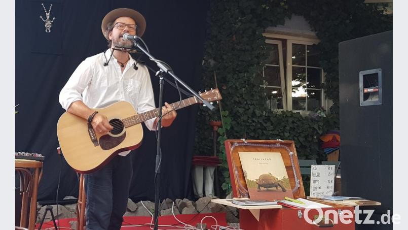 Tobias "Trailhead" Panwitz singt über seine Erlebnisse am Rand des Jakobswegs. Bild: Kunz