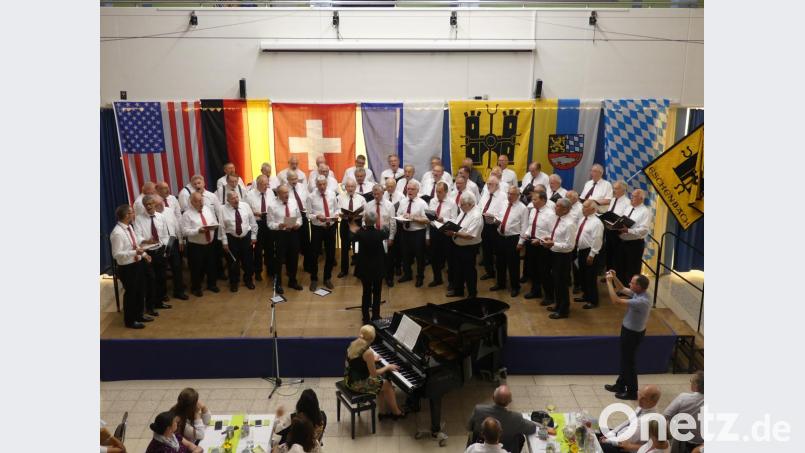 Nach getrennten Vorträgen verabschieden die beiden Männerchöre sich mit dem Lied "Durchs Oberland". Bild: rn