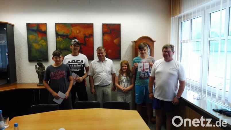 Engagement muss belohnt werden. Bürgermeister Karlheinz Budnik (Dritter von links) überreicht Justin Fischer (Zweiter von rechts) sowie Konrad (Zweiter von links) und Luca Wagner (links) jeweils einen Gutschein für eine Jahreskarte fürs Freibad. Darüber freut sich auch Bademeister Peter Faget (rechts). Mit im Bild Justins Schwester Lea. Bild: exb