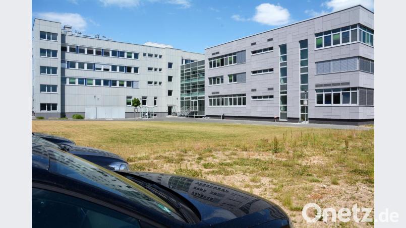 Der vor wenigen Jahren modernisierte und erweitere Stammsitz von Oberpfalz-Medien in der Weidener Weigelstraße zeigt auch auf seiner Rückfront eine interessante Perspektive. Das Unternehmen setzt weiter auf seine Eigenständigkeit: „Zum Mehrwert für die Region.“ Bild: Gabi Schönberger