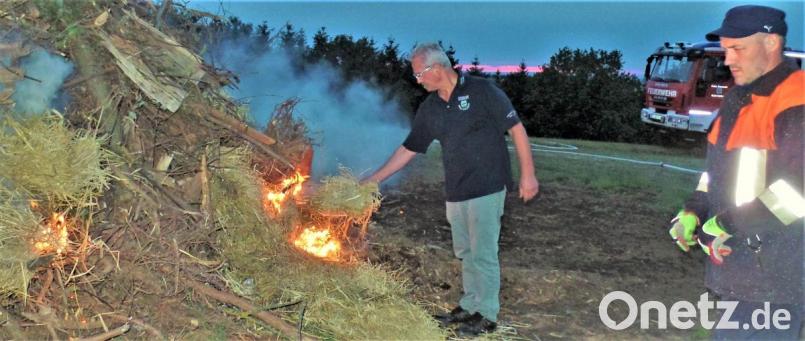 Auf frischer Tat beim „Brandstiften“ ertappt wurden die Feuerwehrvorstände Hermann Prechtl (links) und Andreas Fischer. Die Folgen ihrer „Tat“ brauchen sie jedoch nicht zu fürchten. Dass die Floriansjünger das Kohlberger Johannisfeuer anzünden ist schon Tradition. Bild: jml