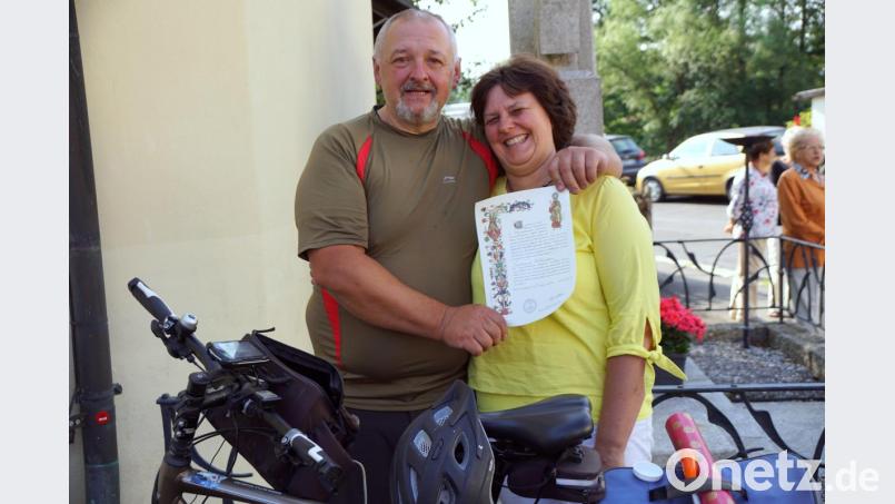 Günther Kuhbandner nahm Heike am Sonntag wieder in seine Arme. Als dauernde Erinnerung brachte er die Pilgerurkunde und Jakobsmuscheln mit, die einen großen Teil seines Weges markierten. Bild: bkr