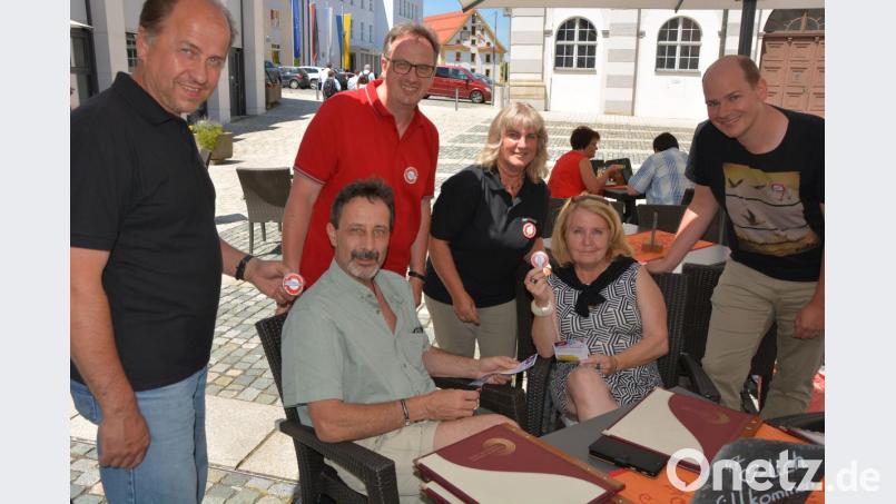 Kondrauer-Betriebsratsmitglieder suchten am Montag das Gespräch mit den Bürgern (sitzend). Sie verteilten Flyer und Buttons und stellten ihr Alternativ-Konzept vor. Unser Bild zeigt (stehend, von links) die Betriebsräte Hans Schrems, Wolfgang Schnurrer, Betriebsratsvorsitzende Margit Rahm und Gewerkschaftssekretär Tim Lösch. Bild: jr