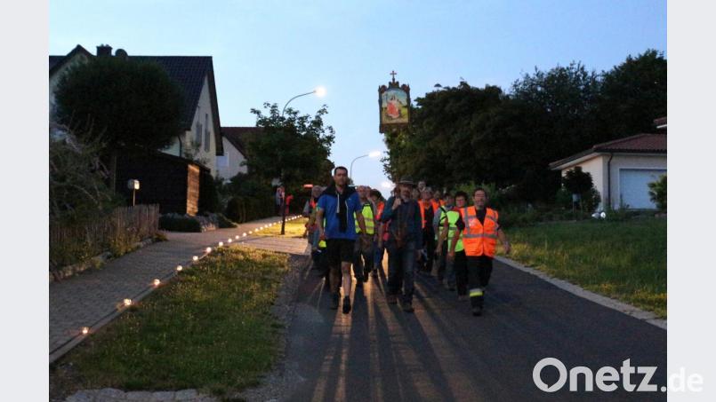 Entlang des Weges haben die Bürger zum Abschied von der Pilgergruppe Lichtergläser aufgestellt. Bild: rpp