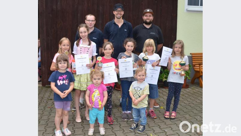 Die Jugendleiter Johannes Kolb, Eric Pilhofer und Markus Huber überreichten Pokale an die jungen Schützen. Bild: ker