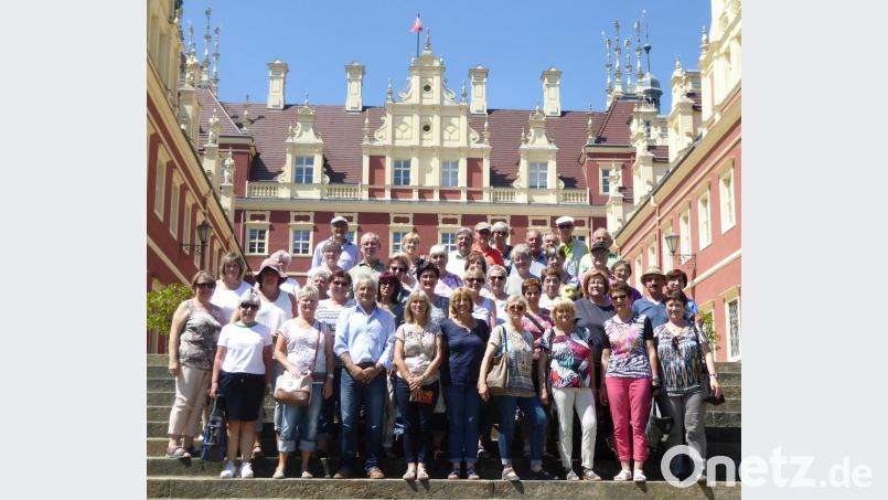 Die Schnaittenbacher Reisegruppe vor dem Schloss Fürst Pückler in Bad Muskau. Bild: ads