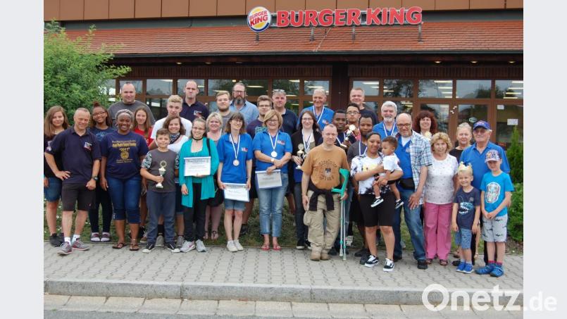 Ein Erinnerungsfoto an das gelungene Spring-Tournament muss ein. Dazu stellen sich Anni und Walter Brunner (vorne, rechts) sowie Vilsecks neuer Präsident Jürgen Ullrich (hintere Reihe, links) auf. Bild: az
