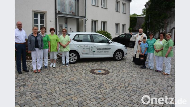 Stadtpfarrer Anton Witt (Fünfter von rechts) segnete das neue Fahrzeug der Ambulanten Krankenpflegestation der Katholischen Kirchenstiftung. Darüber freuten sich Kirchenpfleger Wolfgang Hecht (links) sowie Pflegedienstleiterin Carmen Zottmeier (Fünfte von links) und ihr Team. Bild: jr