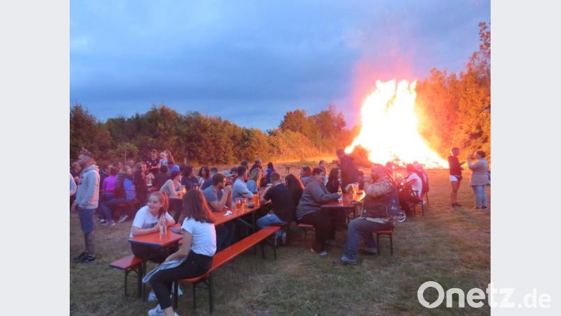 Zahlreiche Gäste verbringen am Johannisfeuer einen schönen Abend. Bild: adj