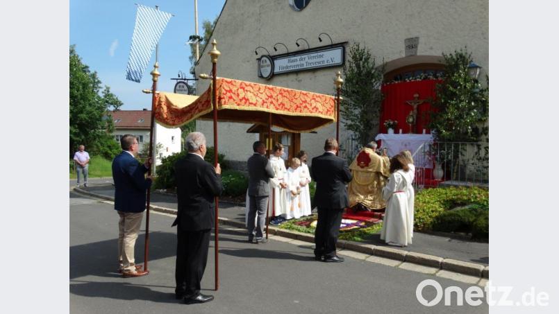 Der erste Altar am Haus der Vereine in Trevesen Bild: twg
