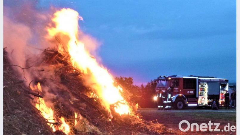 „Stell dir vor, es brennt, und niemand geht hin“, dieser Satz trifft auf Kohlberg nicht zu. Die Feuerwehr war mit Löschfahrzeug, Tankanhänger und Traktor schon lange vorher auf dem Johannisfeuerplatz, ehe die Flammen in den Nachthimmel loderten. Bild: jml