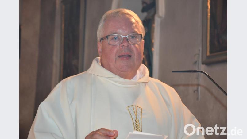 Pfarrer Edgar Neidinger bei seiner Predigt in der Konnersreuther Pfarrkirche. Bild: jr