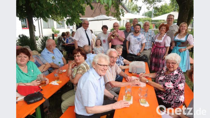 Glückwunsch! Die Pfarrgemeinde St. Johannes gratuliert am Sonntag Stadtpfarrer Gerhard Pausch zum 40-jährigen Priesterjubiläum. Bild: Kunz