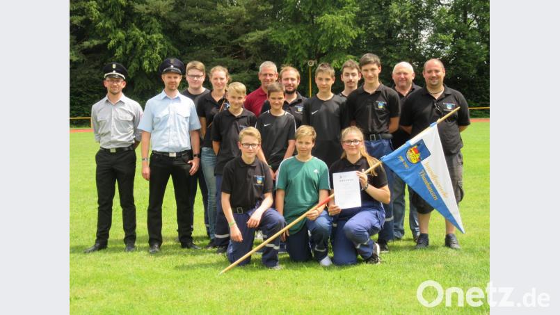 Die junge Feuerwehrtruppe aus Thanhausen kann auf ihren 8. Platz beim Landesentscheid sehr stolz sein. Im Bild die jungen Leute mit den Vertretern der Feuerwehr (hinten von links): Stellvertretender Jugendwart Philipp Sertl, Jugendwart Florian Sölch, Thomas Sladky, Jasmin Jung, Fabian Schuller, Kreisbrandmeister Helmut Czepa, Raphael Franz, Tobias Schwamberger, Tim Sladky, Tim Mielke, Florian Haas, Werner Zeitler und Florian Schwamberger sowie (vorne von links) Lucas Franz, Tobias Helm und Jana Schöner.

Vorne knieend v. l.:
Franz Lucas, Helm Tobias, Schöner Jana Bild: rdh