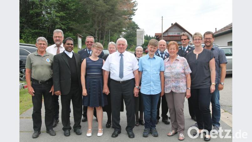An der Hand der Enkel Sara und Lukas genießt Wilhelm Gicklhorn die Feier zum 70. Geburtstag. Bild: pi