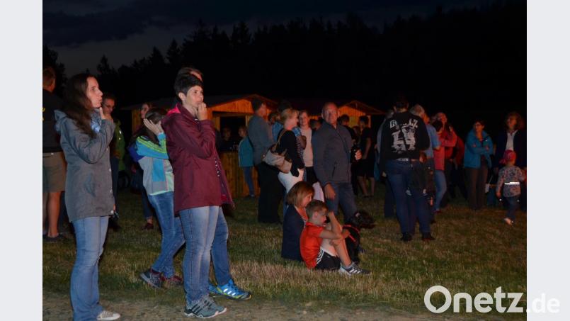 Vom Johannisfeuer geht eine geheimnisvolle Atmosphäre aus, die Groß und Klein gleichermaßen verzaubert Bild: dob