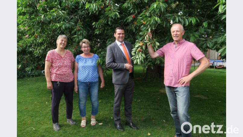 Helga (Zweite von links) und Albert Deml (rechts) öffnen am 30. Juni ihren Garten in Klardorf und ließen Fachberaterin Petra Schmid (links) und Landrat Thomas Ebeling (Mitte) im Vorfeld schon mal von den saftigen Herzkirschen probieren. Bild: Hirsch