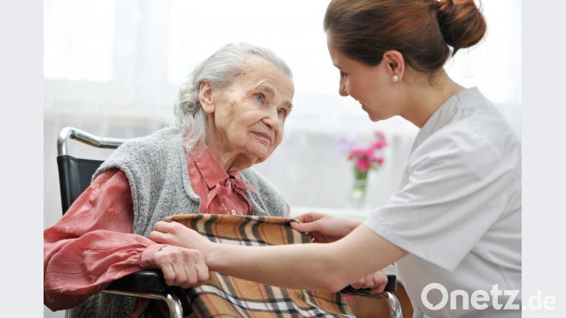 Die Zahl der sozialversicherungspflichtig Beschäftigten in Pflegeberufen hat sich im Landkreis zwar etwas erhöht, allerdings befanden sich darunter nicht einmal 310 Männer. Bild: Alexander Raths/123RF