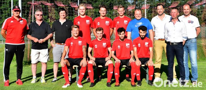 Der SC Luhe-Wildenau präsentierte zum Trainingsauftakt seine Neuzugänge (in roten Trikots, stehend von links): Johannes Regler, Tobias Grünwald, Marvin Melchner; (sitzend von links) Tobias Rudlof, Daniel Füssl, Murad Almurad und Barji Hussam. Es fehlt Florian Stadler. Trainer Thomas Rittner, die Sponsoren Hans-Günther und Christoph Höhbauer (von links) sowie Alexander Greitzke (Betreuer Kreisklasse), Teammanager Stefan Grünwald, Abteilungsleiter Thomas Diertl und SG-Trainer Dieter Fischer (von rechts) begrüßten die Neuen. Bild: A. Schwarzmeier
