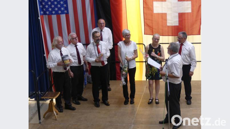 Karl Ott dankt den Dirigentinnen der Männerchöre mit Blumen und übergibt den Vorsitzenden des Schweizer Männerchores Krüge und Zoigl zur "Nachbereitung" der Festtage. Bild: rn