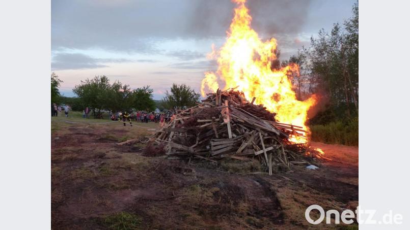 Das Feuer brennt sich durch den Holzstapel Bild: hme