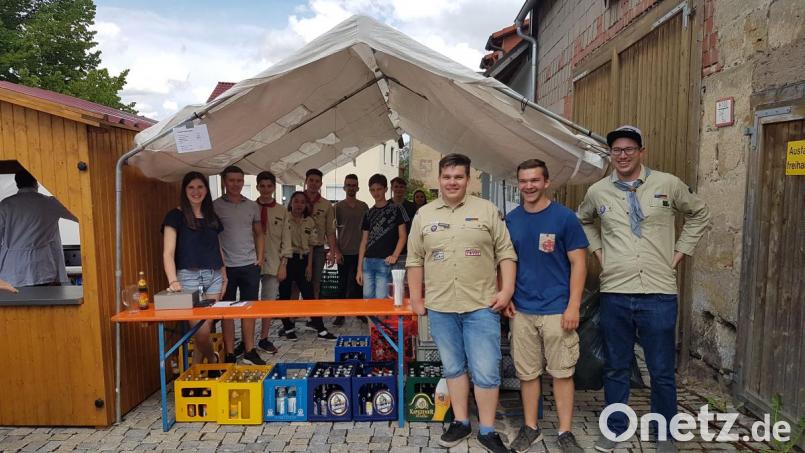 Das junge Pfadfinderteam um die beiden Stammesleiter Tim Drechsler (Zweiter von rechts) und Tizian Steger (Fünfter von links) hat am Zimmermannsplatz alles im Griff: Das Stodlfest ist ein voller Erfolg. Bild: exb