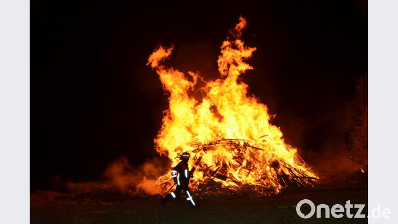 Vom Johannisfeuer geht eine geheimnisvolle Atmosphäre aus, die Groß und Klein gleichermaßen verzaubert Bild: dob