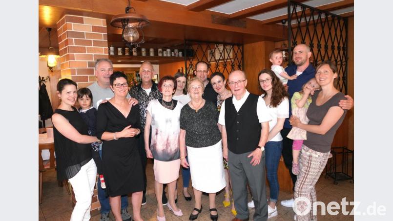 Lydia Maier (vorne Mitte) feiert mit ihrer Familie im Gasthof Bergler ihren 80. Geburtstag Bild: fvo