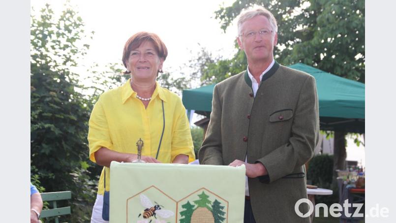 Angela und Karl-Heinz Dausch blickten auf die Geschichte des Imkervereins zurück Bild: ral