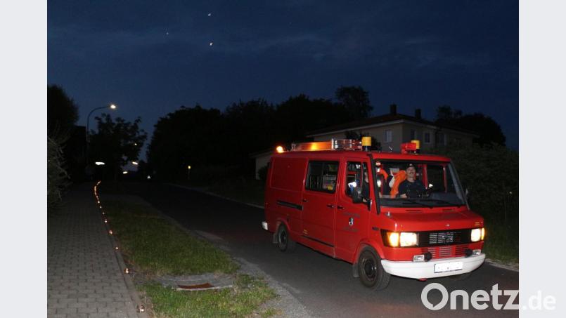 Willibald Bauer und Tobias Leibl von der Feuerwehr Löschwitz-Kaibitz sichern mit dem Einsatzfahrzeug den Pilgerzug nach hinten ab. Bild: rpp