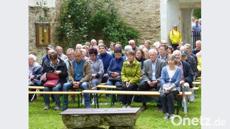 Für die Gottesdienstbesucher hatte die Gemeinde Altwasser ausreichend Sitzgelegenheiten aufgestellt. Bild: fsc