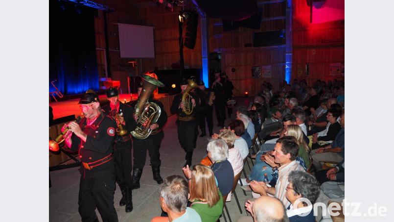 Begeistert bejubelt das Publikum die Altneihauser Feierwehrkapelln, als diese nach dem Auftritt aus der O’Schnitt-Halle auszieht. Bild: krb