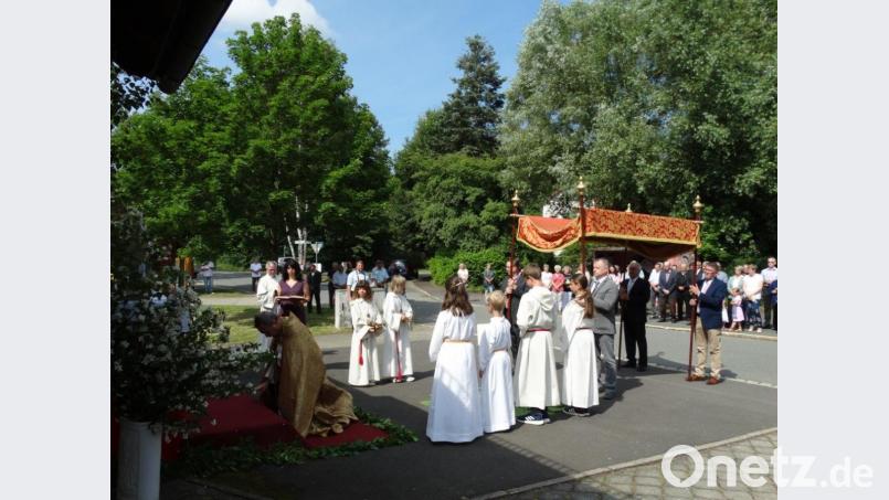 Pfarrer Waleszczuk betet am dritten Altar mitten im Dorf in Trevesen. Bild: twg