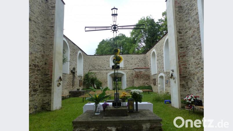 Liebevoll vorbereitet bot sich der Kirchenraum der „Kirche ohne Dach“. Bild: fsc